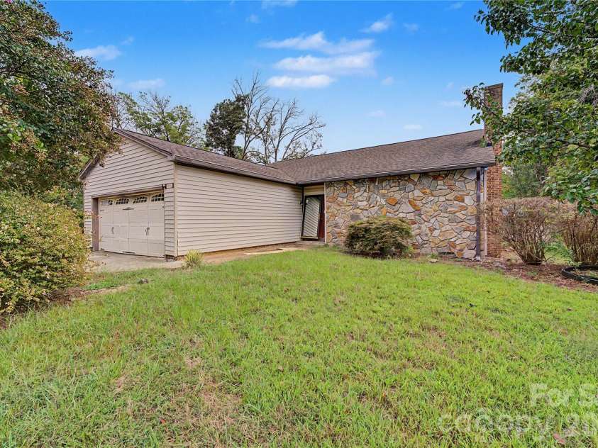 102 Nob Hill Drive, Gaffney, SC 29340.  MLS# CAR4402449, YatesRealty ID 50971. 
