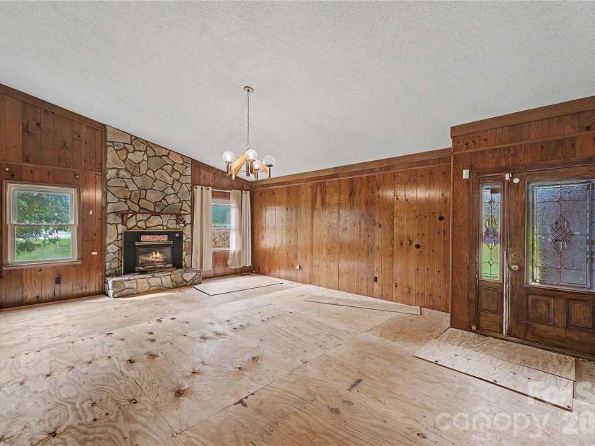 102 Nob Hill Drive, Gaffney, SC 29340.  MLS# CAR4402449, YatesRealty ID 50971. 