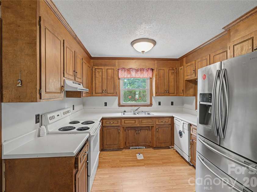 102 Nob Hill Drive, Gaffney, SC 29340.  MLS# CAR4402449, YatesRealty ID 50971. 