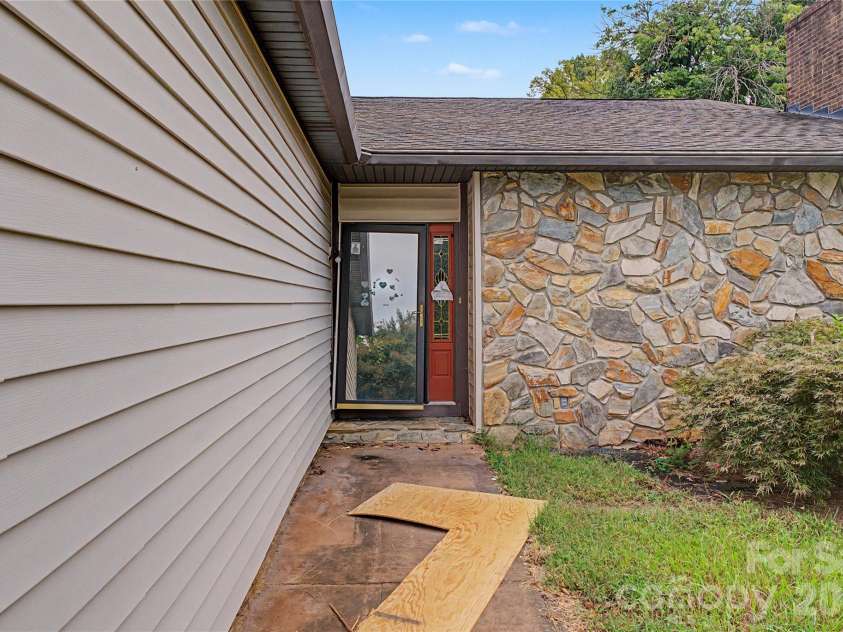 102 Nob Hill Drive, Gaffney, SC 29340.  MLS# CAR4402449, YatesRealty ID 50971. 