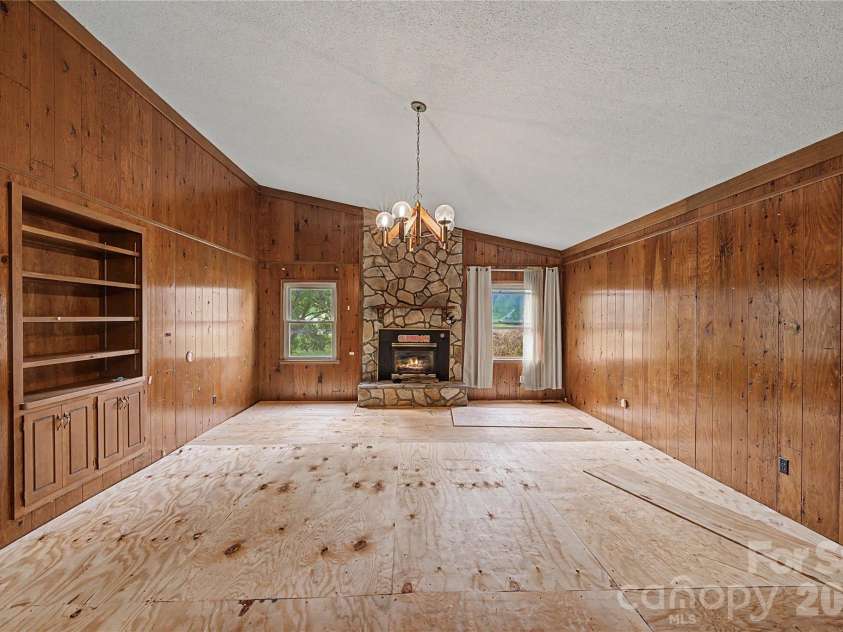 102 Nob Hill Drive, Gaffney, SC 29340.  MLS# CAR4402449, YatesRealty ID 50971. 