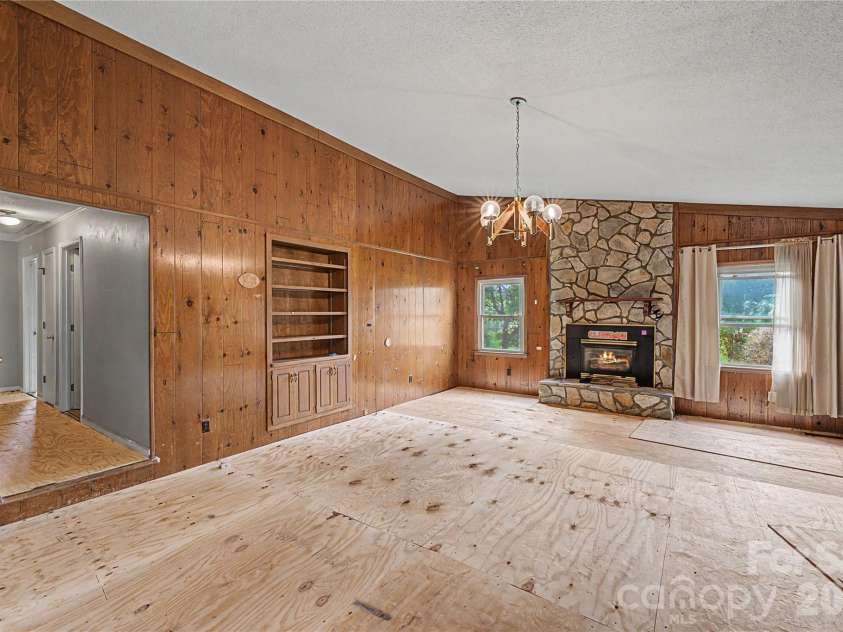 102 Nob Hill Drive, Gaffney, SC 29340.  MLS# CAR4402449, YatesRealty ID 50971. 