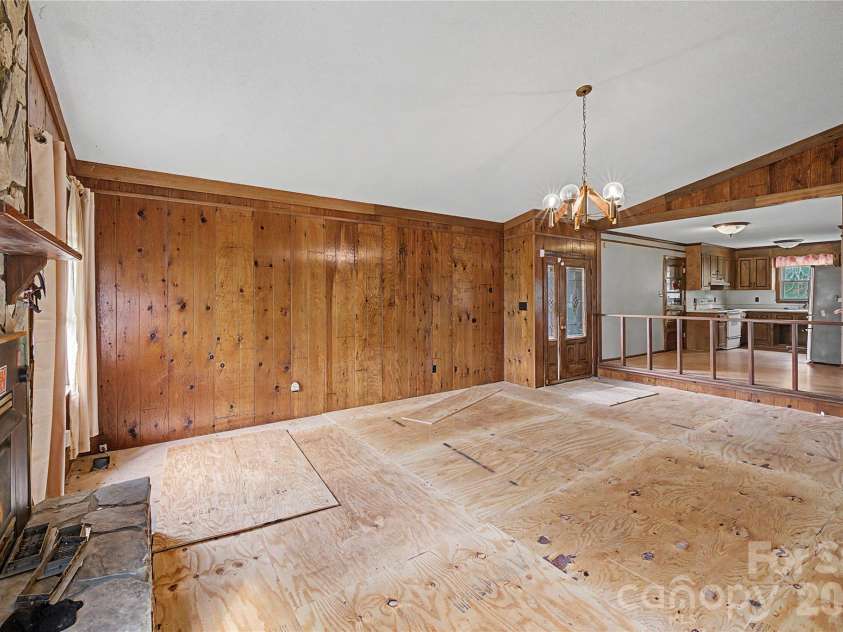 102 Nob Hill Drive, Gaffney, SC 29340.  MLS# CAR4402449, YatesRealty ID 50971. 