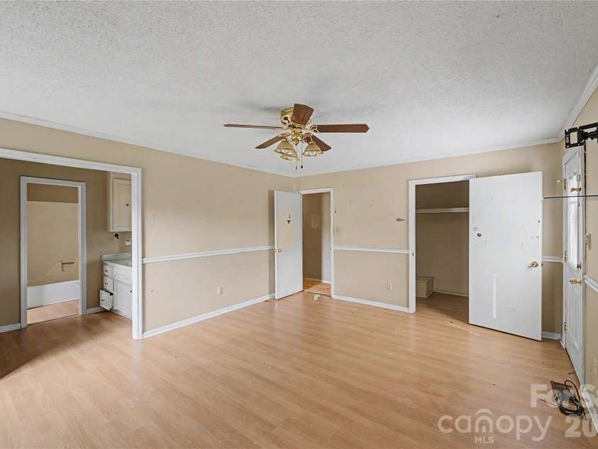 102 Nob Hill Drive, Gaffney, SC 29340.  MLS# CAR4402449, YatesRealty ID 50971. 