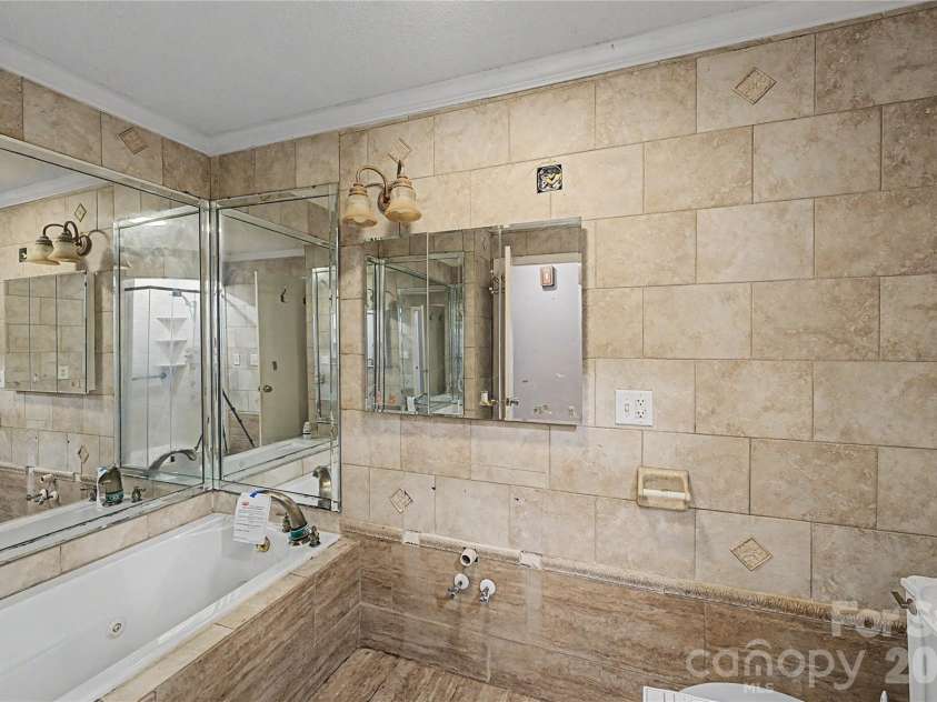 102 Nob Hill Drive, Gaffney, SC 29340.  MLS# CAR4402449, YatesRealty ID 50971. 