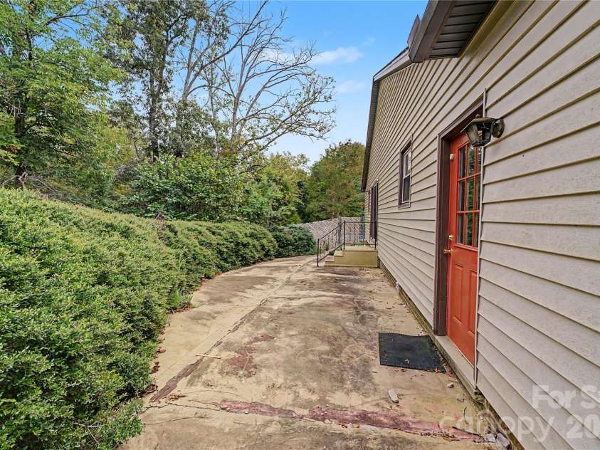102 Nob Hill Drive, Gaffney, SC 29340.  MLS# CAR4402449, YatesRealty ID 50971. 