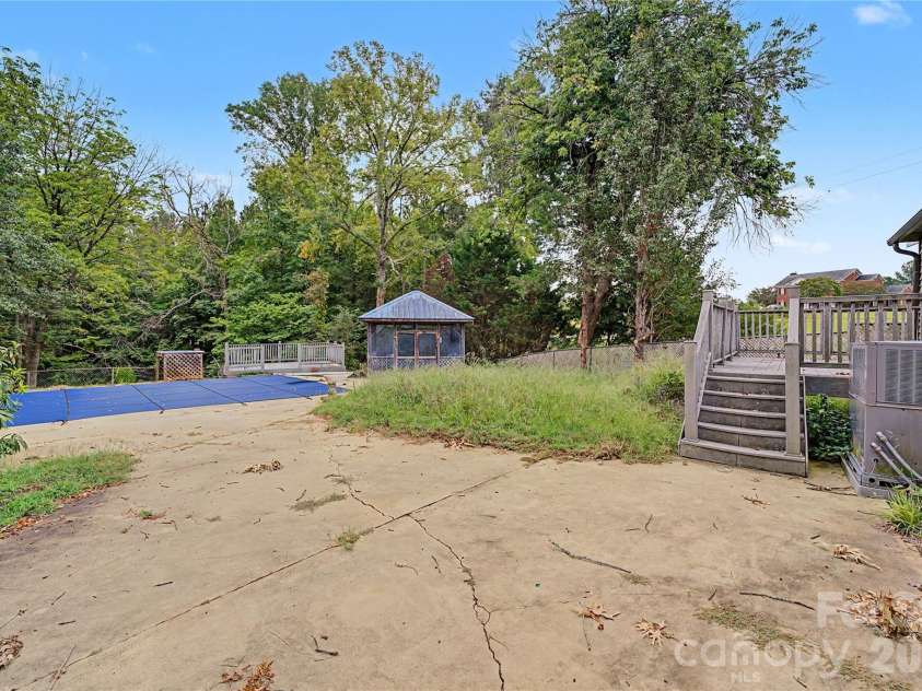 102 Nob Hill Drive, Gaffney, SC 29340.  MLS# CAR4402449, YatesRealty ID 50971. 