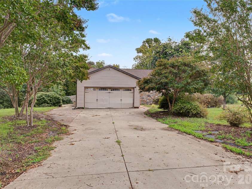 102 Nob Hill Drive, Gaffney, SC 29340.  MLS# CAR4402449, YatesRealty ID 50971. 