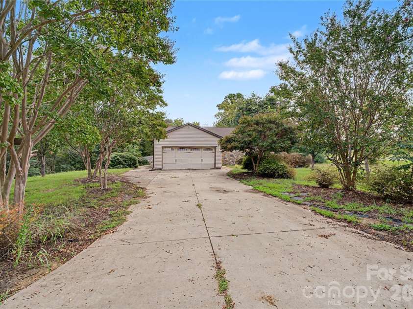 102 Nob Hill Drive, Gaffney, SC 29340.  MLS# CAR4402449, YatesRealty ID 50971. 