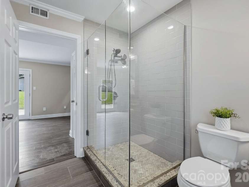 4400 Strangford Avenue, Charlotte, NC 28215.  MLS# CAR4422804, YatesRealty ID 50980. 