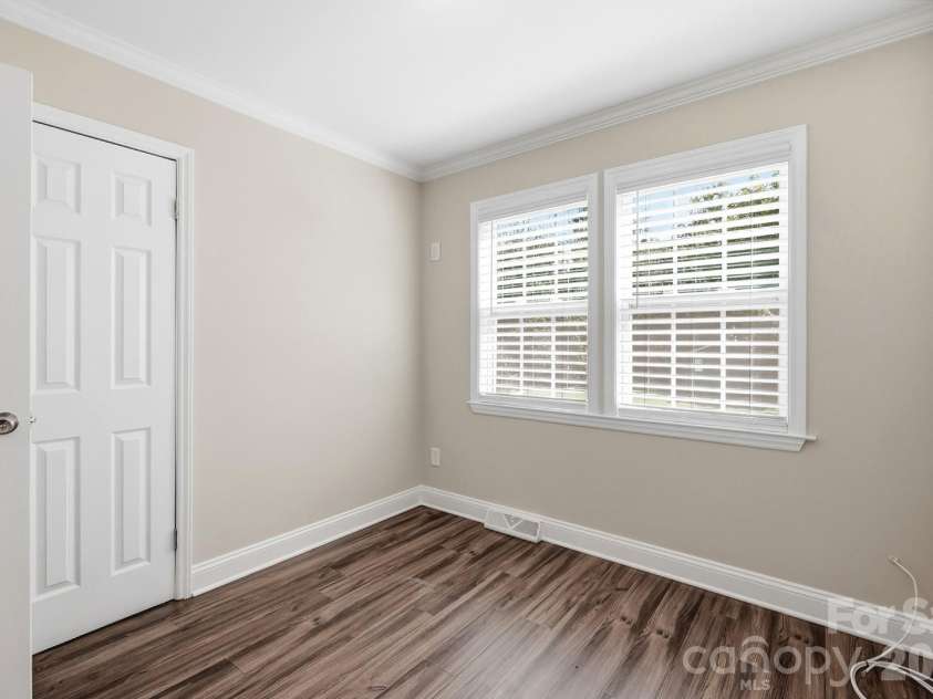4400 Strangford Avenue, Charlotte, NC 28215.  MLS# CAR4422804, YatesRealty ID 50980. 