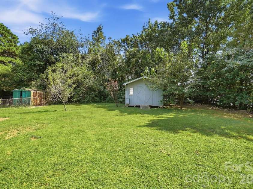 4400 Strangford Avenue, Charlotte, NC 28215.  MLS# CAR4422804, YatesRealty ID 50980. 