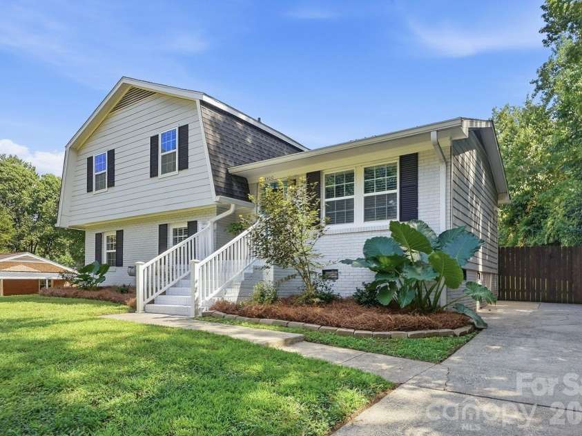 4400 Strangford Avenue, Charlotte, NC 28215.  MLS# CAR4422804, YatesRealty ID 50980. Large private lot