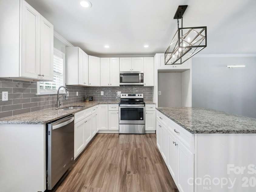 4400 Strangford Avenue, Charlotte, NC 28215.  MLS# CAR4422804, YatesRealty ID 50980. Nice cabinet storage