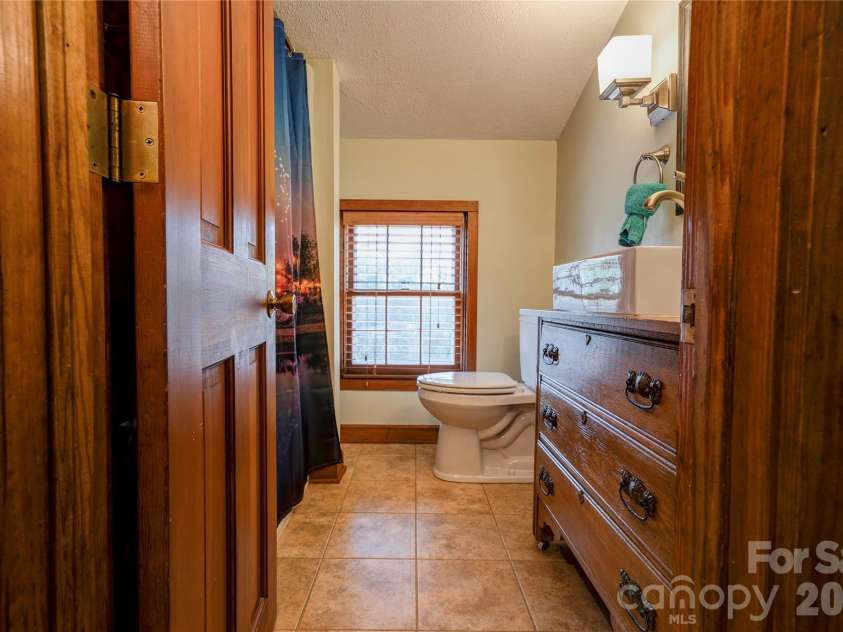 1229 New Crest Lane, Shelby, NC 28150.  MLS# CAR4423659, YatesRealty ID 50999. Bathroom 3