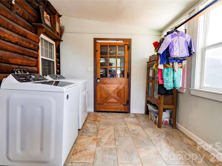 1229 New Crest Lane, Shelby, NC 28150.  MLS# CAR4423659, YatesRealty ID 50999. Laundry Room