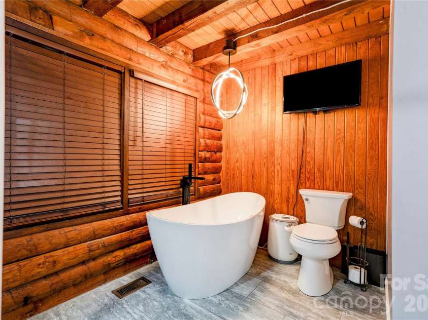 1229 New Crest Lane, Shelby, NC 28150.  MLS# CAR4423659, YatesRealty ID 50999. Primary Bath