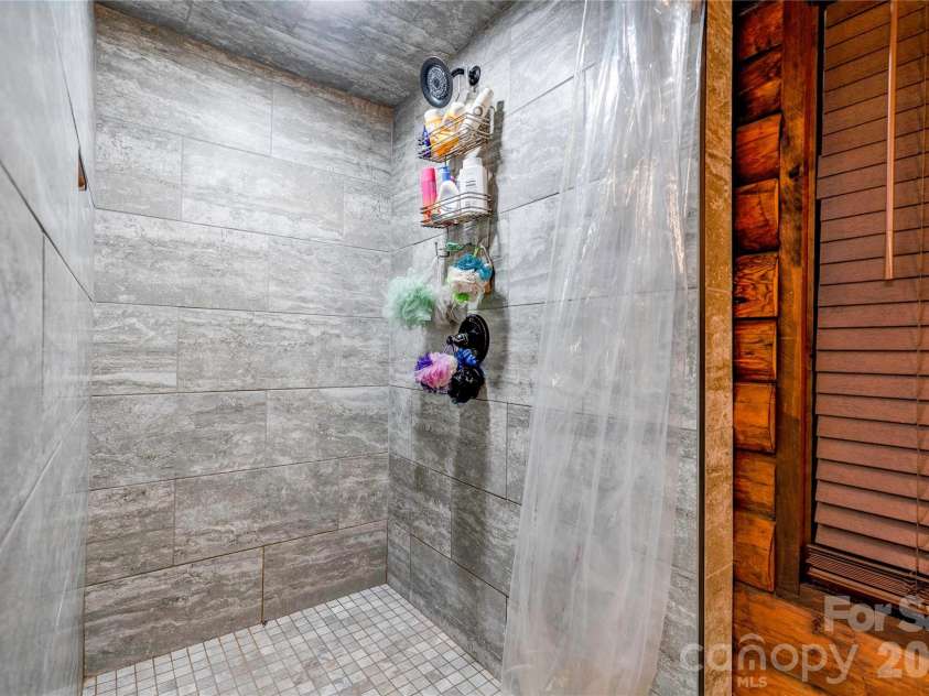 1229 New Crest Lane, Shelby, NC 28150.  MLS# CAR4423659, YatesRealty ID 50999. Primary Bath