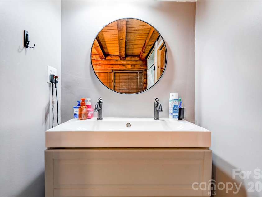 1229 New Crest Lane, Shelby, NC 28150.  MLS# CAR4423659, YatesRealty ID 50999. Primary Bath