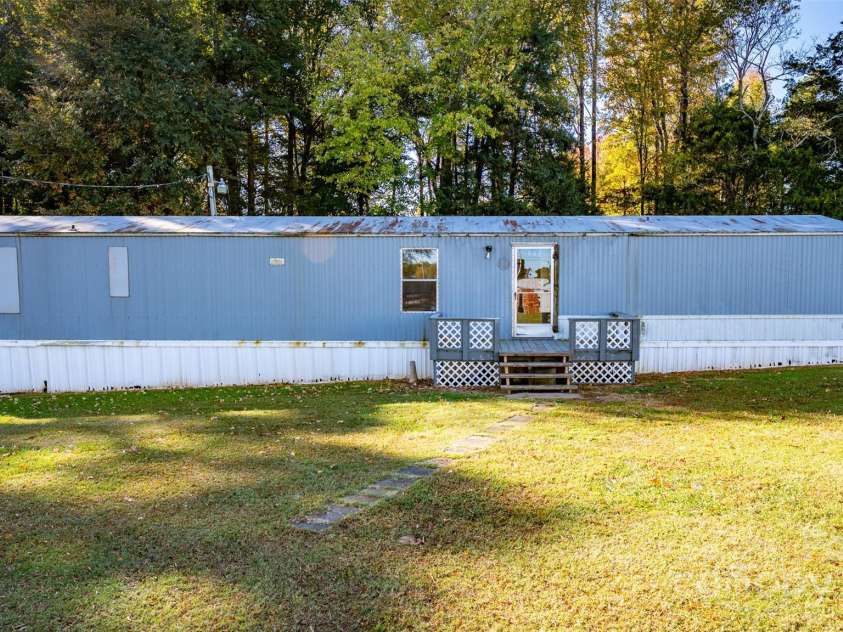 110 Jenkins Farm Lane, Mooresville, NC 28115.  MLS# CAR4316175, YatesRealty ID 510. Single Wide Needs Complete Remodel