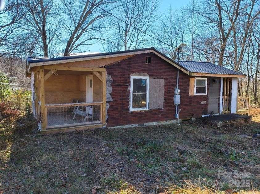 28 Pearl Street, Black Mountain, NC 28711.  MLS# CAR4328633, YatesRealty ID 510. Right Side of Home