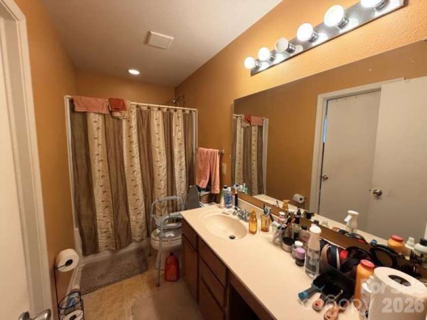 1301 Allegiance Drive, Charlotte, NC 28217.  MLS# CAR4424649, YatesRealty ID 51001. Primary Bath