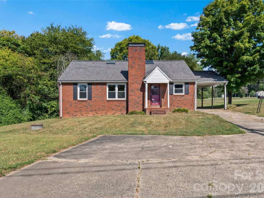 5035 Shattalon Drive, Winston Salem, NC 27106.  MLS# CAR4424941, YatesRealty ID 51003. 