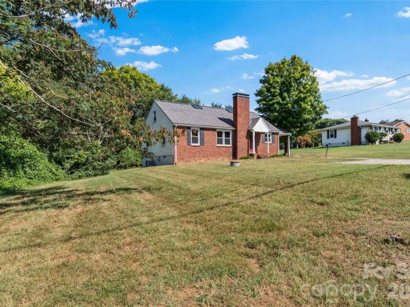 5035 Shattalon Drive, Winston Salem, NC 27106.  MLS# CAR4424941, YatesRealty ID 51003. 
