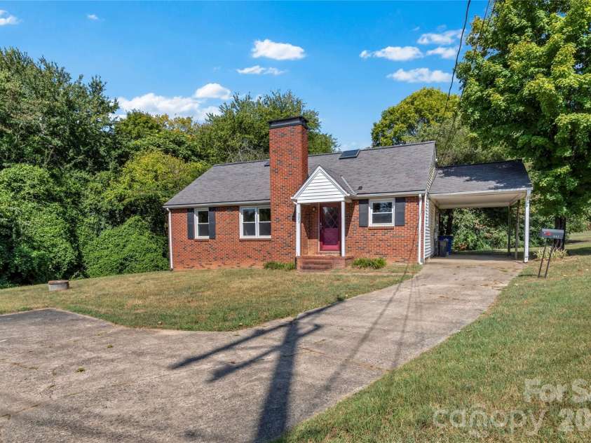 5035 Shattalon Drive, Winston Salem, NC 27106.  MLS# CAR4424941, YatesRealty ID 51003. 