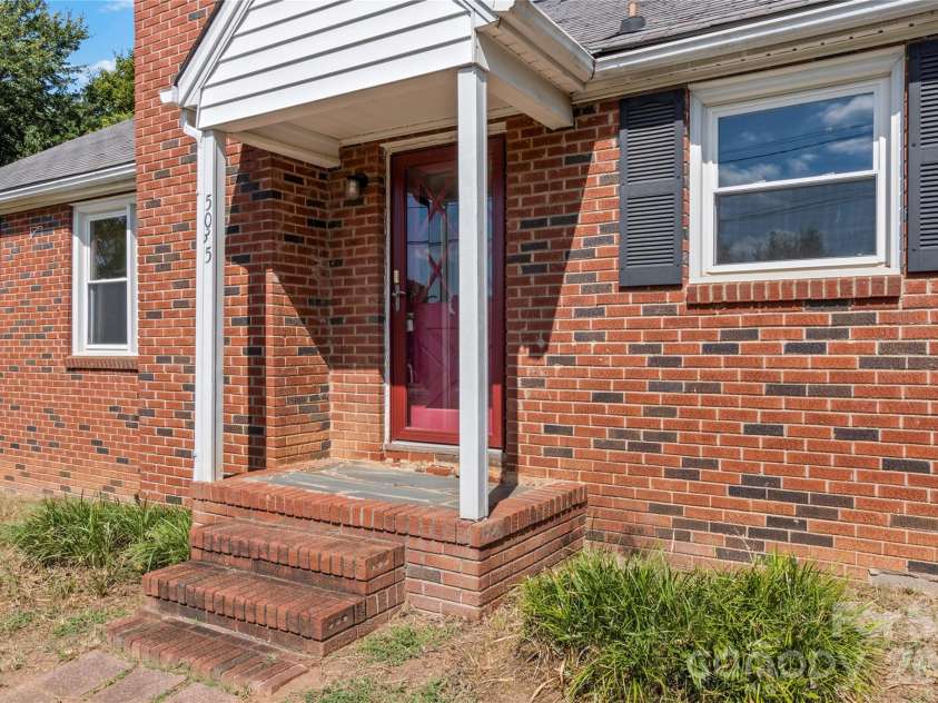 5035 Shattalon Drive, Winston Salem, NC 27106.  MLS# CAR4424941, YatesRealty ID 51003. 