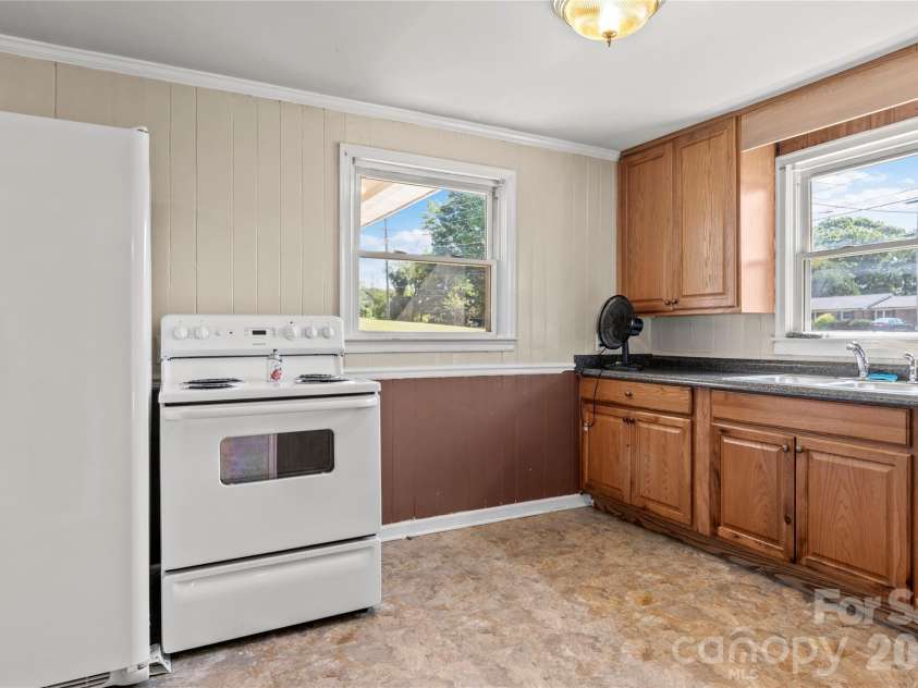 5035 Shattalon Drive, Winston Salem, NC 27106.  MLS# CAR4424941, YatesRealty ID 51003. 