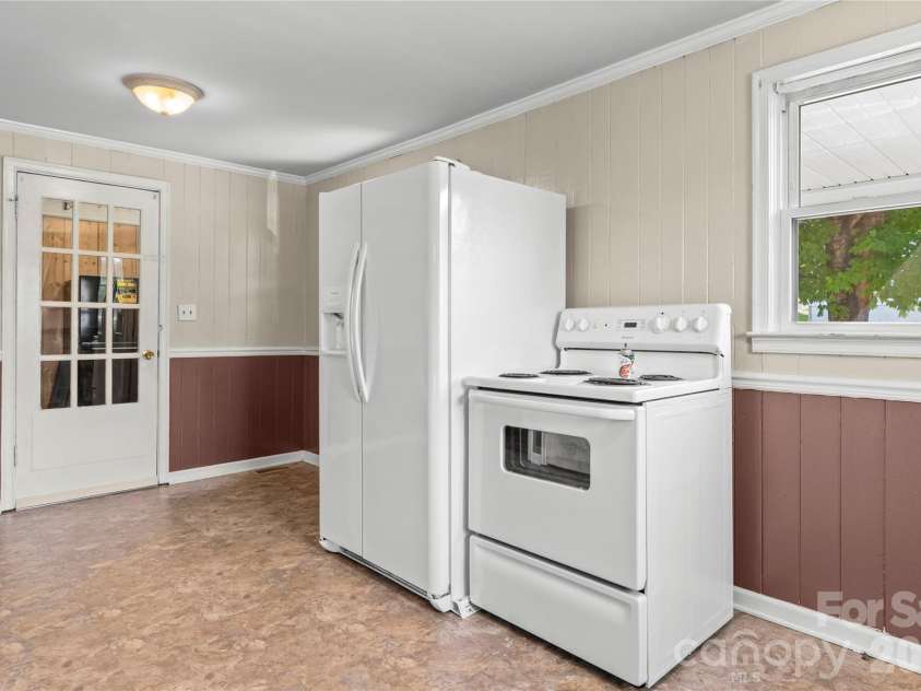 5035 Shattalon Drive, Winston Salem, NC 27106.  MLS# CAR4424941, YatesRealty ID 51003. 