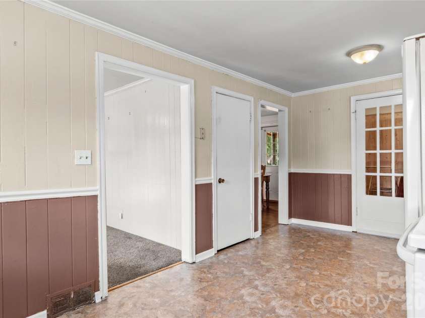 5035 Shattalon Drive, Winston Salem, NC 27106.  MLS# CAR4424941, YatesRealty ID 51003. 