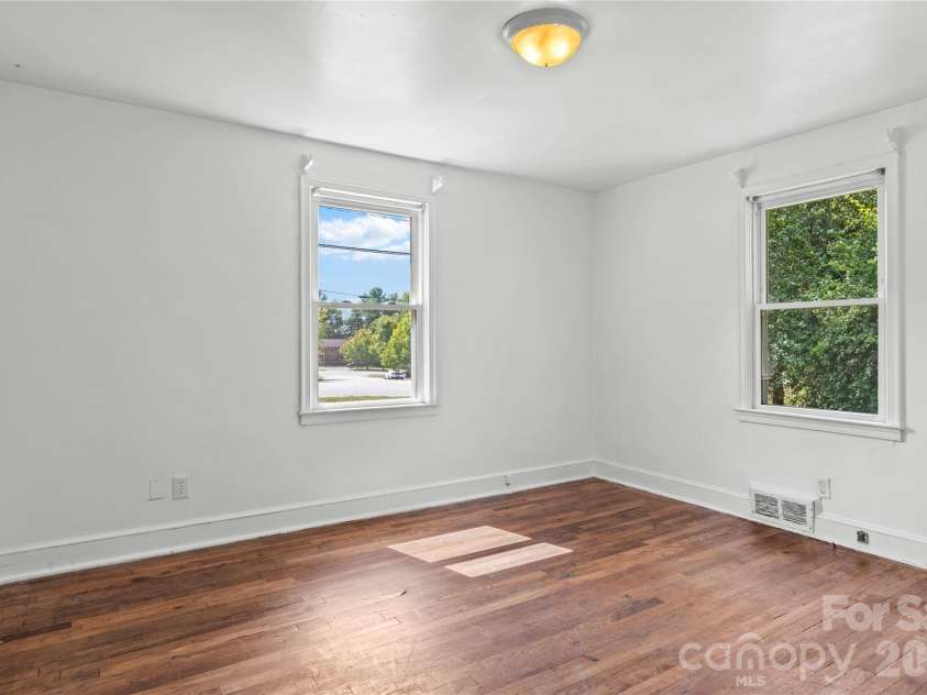 5035 Shattalon Drive, Winston Salem, NC 27106.  MLS# CAR4424941, YatesRealty ID 51003. 