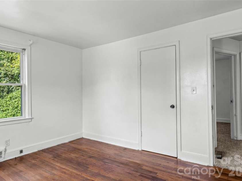 5035 Shattalon Drive, Winston Salem, NC 27106.  MLS# CAR4424941, YatesRealty ID 51003. 