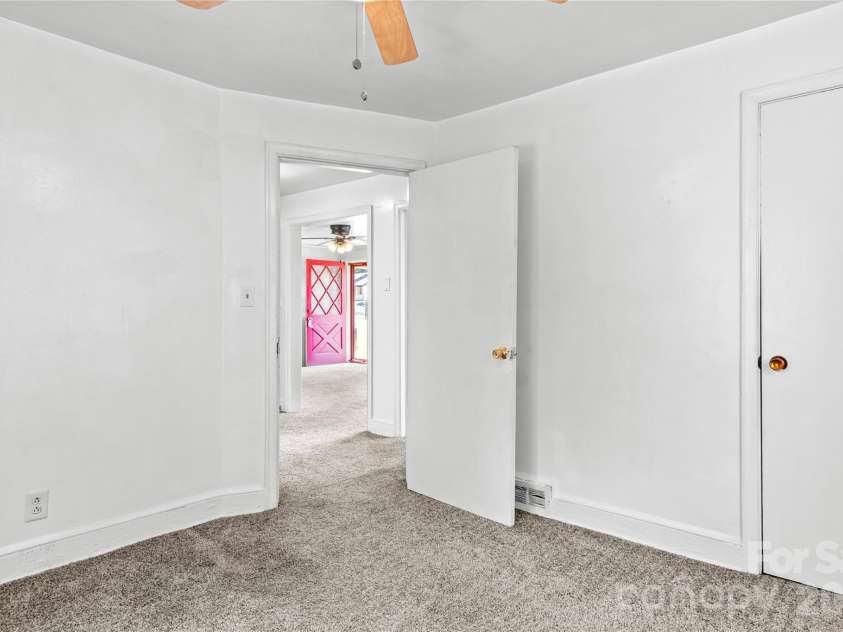 5035 Shattalon Drive, Winston Salem, NC 27106.  MLS# CAR4424941, YatesRealty ID 51003. 