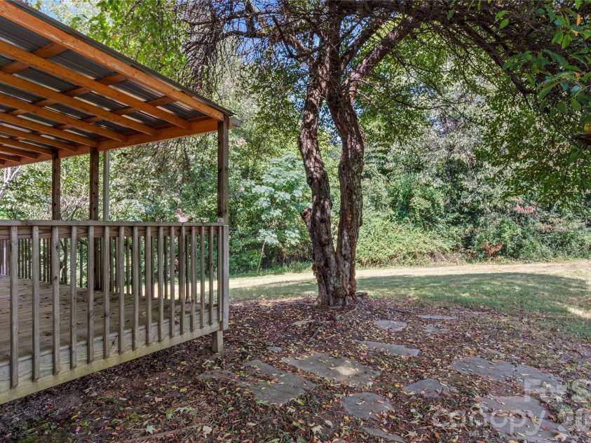 5035 Shattalon Drive, Winston Salem, NC 27106.  MLS# CAR4424941, YatesRealty ID 51003. 