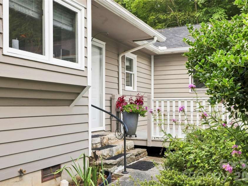 13 Llama Vista Court, Black Mountain, NC 28711.  MLS# CAR4423971, YatesRealty ID 51004. 