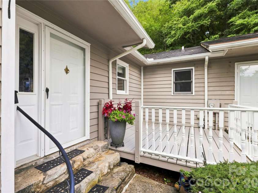 13 Llama Vista Court, Black Mountain, NC 28711.  MLS# CAR4423971, YatesRealty ID 51004. 