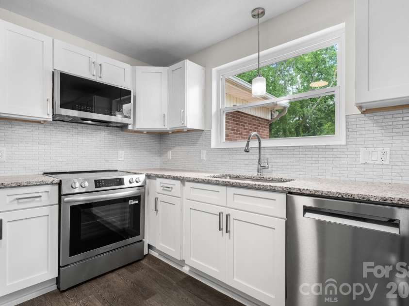 411 20TH Avenue, Hickory, NC 28601.  MLS# CAR4379794, YatesRealty ID 5101. 