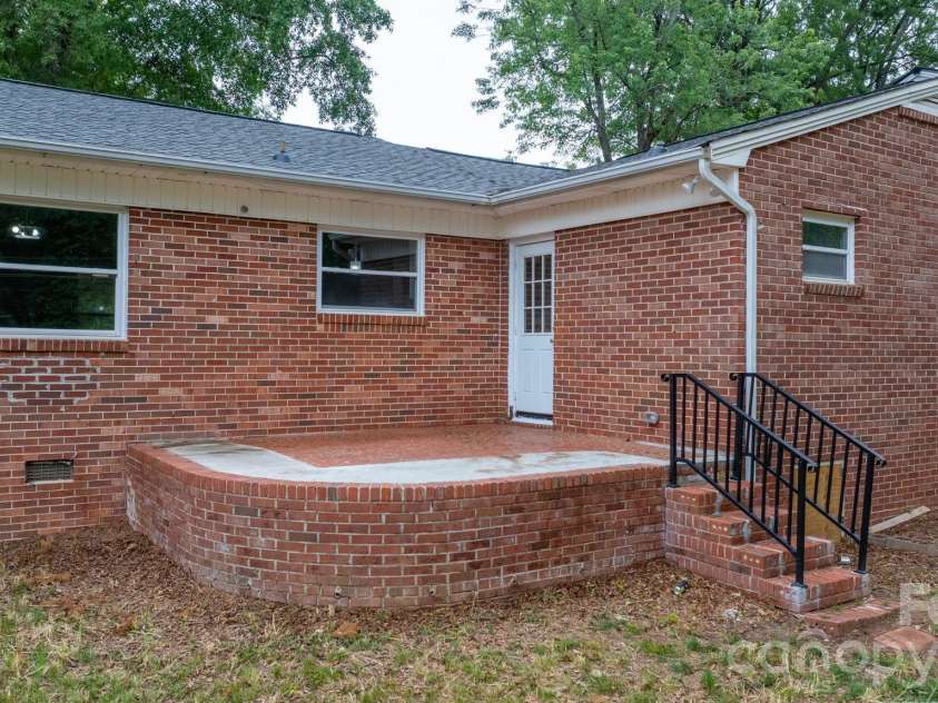 411 20TH Avenue, Hickory, NC 28601.  MLS# CAR4379794, YatesRealty ID 5101. 
