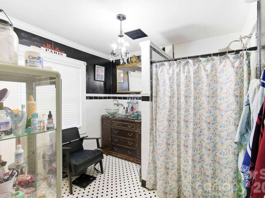 199 Kimberly Avenue, Asheville, NC 28804.  MLS# CAR4419910, YatesRealty ID 51013. 