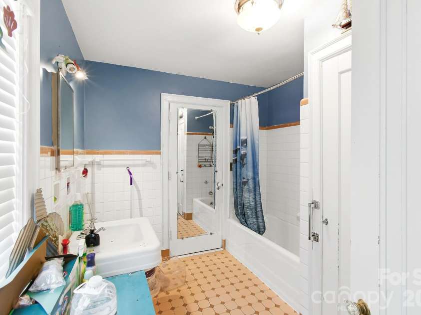 199 Kimberly Avenue, Asheville, NC 28804.  MLS# CAR4419910, YatesRealty ID 51013. 