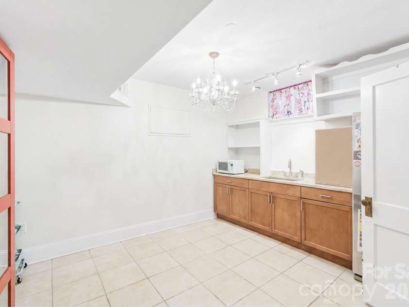 199 Kimberly Avenue, Asheville, NC 28804.  MLS# CAR4419910, YatesRealty ID 51013. 