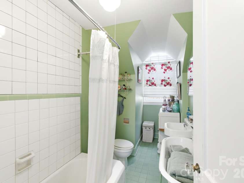 199 Kimberly Avenue, Asheville, NC 28804.  MLS# CAR4419910, YatesRealty ID 51013. 