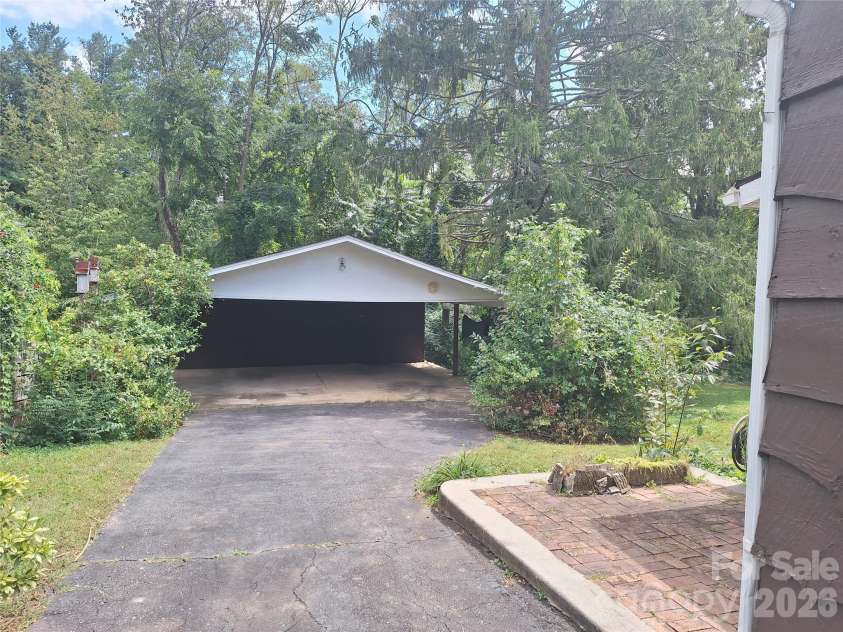 16 Shannon Drive, Asheville, NC 28803.  MLS# CAR4424244, YatesRealty ID 51015. 
