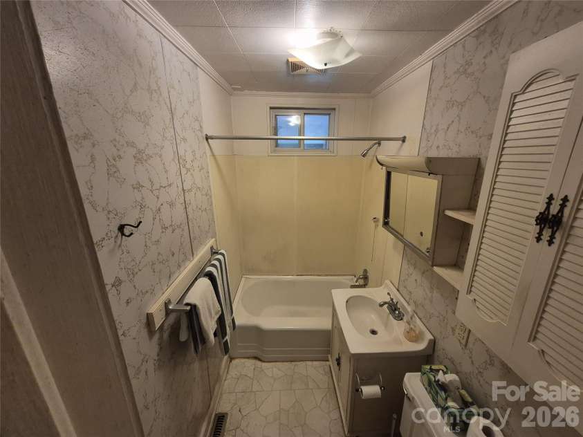 16 Shannon Drive, Asheville, NC 28803.  MLS# CAR4424244, YatesRealty ID 51015. Bath