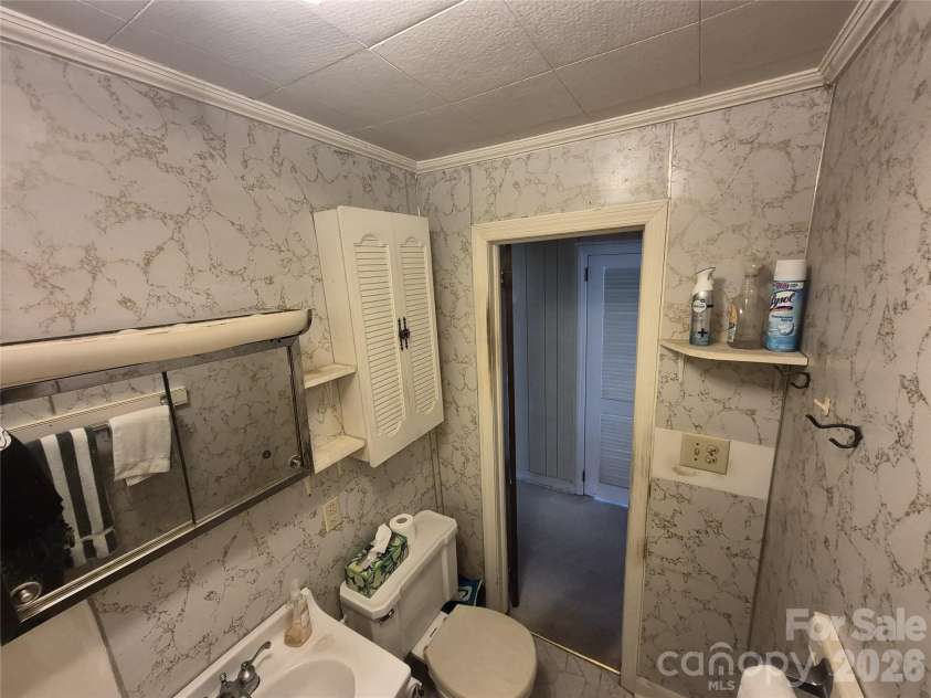 16 Shannon Drive, Asheville, NC 28803.  MLS# CAR4424244, YatesRealty ID 51015. Bath