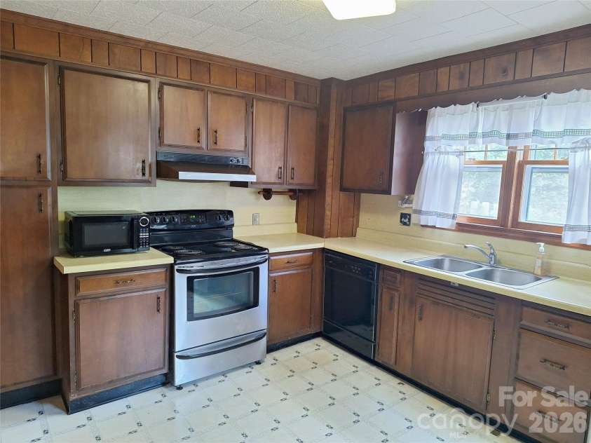16 Shannon Drive, Asheville, NC 28803.  MLS# CAR4424244, YatesRealty ID 51015. Kitchen