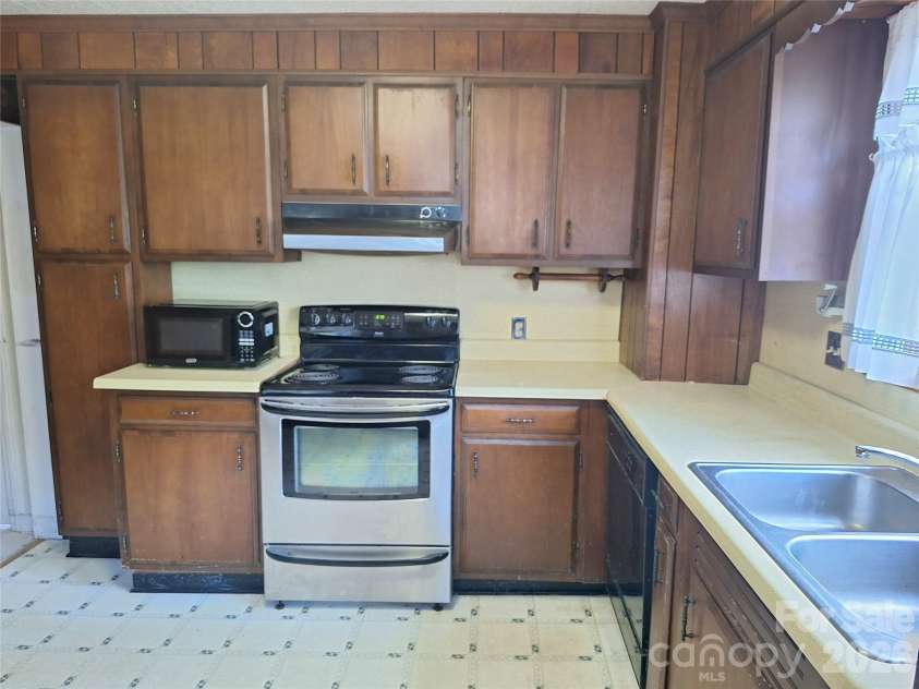 16 Shannon Drive, Asheville, NC 28803.  MLS# CAR4424244, YatesRealty ID 51015. Kitchen